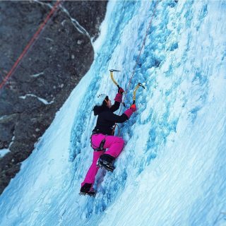 Un nouveau chapitre s'ouvre : cap sur 2022 ! 💪 

Un nouvel objectif qui se profile on dirait...

Ce sera l'année du changement, de la hauteur et de toujours plus de vie, rires et optimisme ✨

Je vous souhaite le meilleur pour cette année, vivez-la à fond ! 🌸

Keep Going

.
.
.
#Chamonix #montblanc #igrunneuses #iceclimbing #cascadedeglace #iceclimb #mountainlover #montagne_my_life #landscape_captures #instanaturelovers #alpinisme #alpingirls #iceclimber #outdoorshoot #vosges #vosgesenphotos